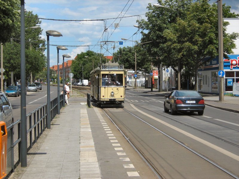 Tw 5984 f�hrt in die Haltestelle beim S-Bhf. K�penick ein, Themenfahrt im Sommer 2007
