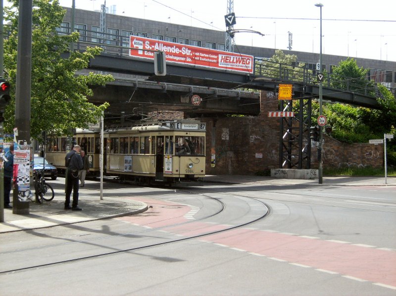 Tw 5984 kommt unter der S-Bahnbr�cke hervor, um in die Wendeschleife abzubiegen - 17.5.2009