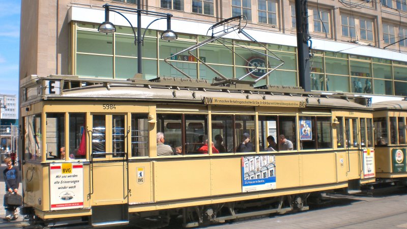 Tw 5984 (T24) mit Beiwagen - oft eingesetzt bei den Themenfahrten in Berlin, Juni 2009